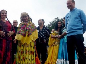 familia basescu tigani mediafax foto 300x224 Ce (ne) facem cu ţiganii? 